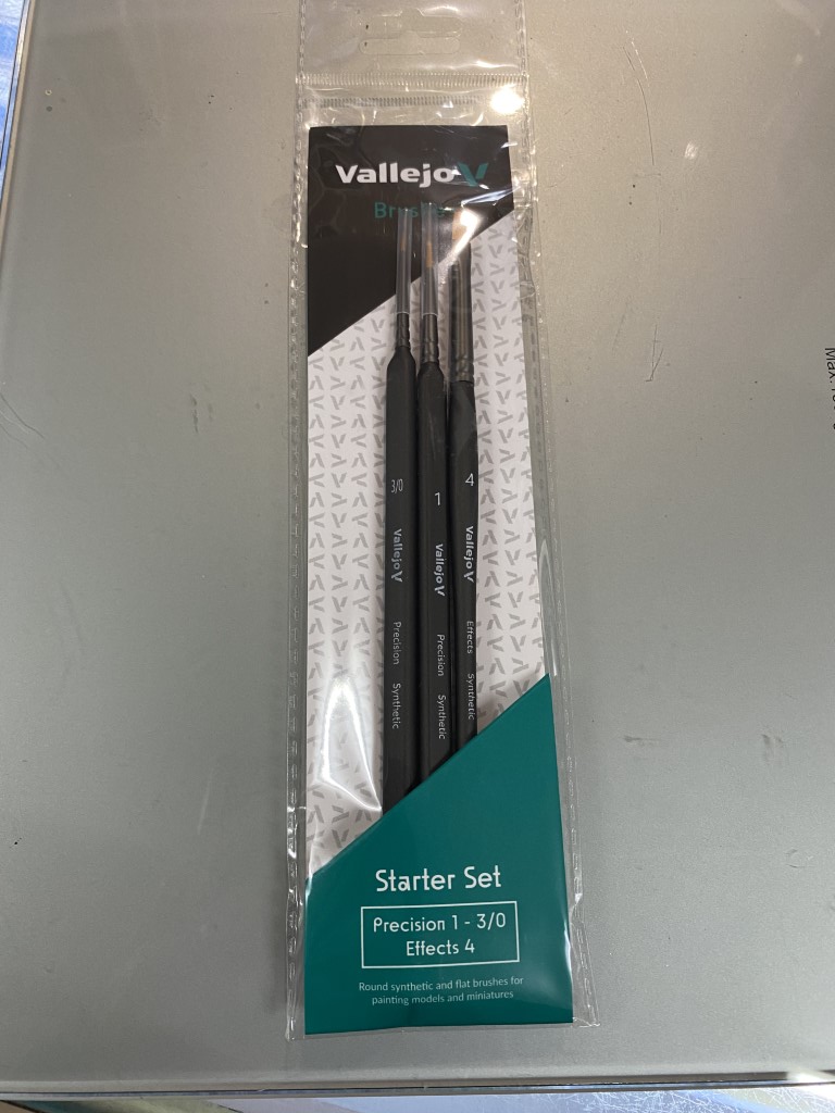 Vallejo Starter Set (Sizes 3/0, 1 Triangular Handle & Flat No. 4